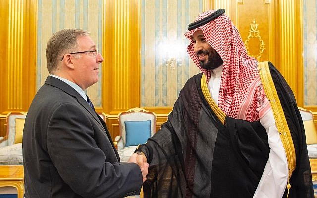 Joel C. Rosenberg, gauche, est accueilli par le Prince couronnée Mohammed ben Salman dans le Palais Royal à Jeddah, en Arabie Saoudite, le 10 septembre 2019. (Crédit : Ambassade saoudienne à Washington) Joel C. Rosenberg, gauche, est accueilli par le Prince couronnée Mohammed ben Salman dans le Palais Royal à Jeddah, en Arabie Saoudite, le 10 septembre 2019. (Crédit : Ambassade saoudienne à Washington)