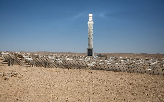 Une image de la centrale électrique solaire d'Ashalim dans le désert du 19 juin 2018. (Miriam Alster/FLASh90) Une image de la centrale électrique solaire d'Ashalim dans le désert du 19 juin 2018. (Miriam Alster/FLASh90)