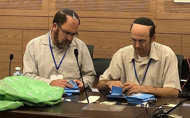 Des avocats de la Knesset à Jérusalem vérifient les votes exprimés lors des élections du 17 septembre, dans un examen final avant la présentation des résultats au président Reuven Rivlin, le 23 septembre 2019. (Sue Surkes) Des avocats de la Knesset à Jérusalem vérifient les votes exprimés lors des élections du 17 septembre, dans un examen final avant la présentation des résultats au président Reuven Rivlin, le 23 septembre 2019. (Sue Surkes)