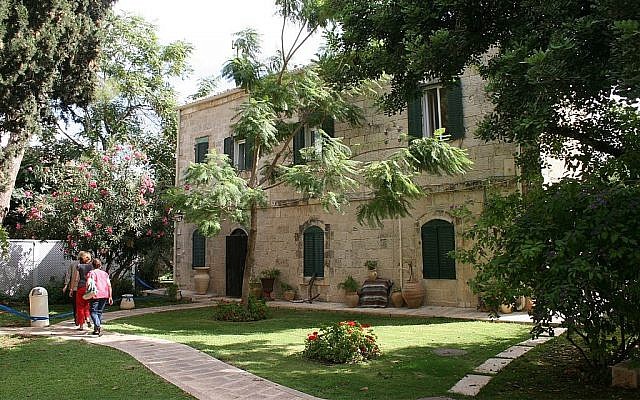Le bâtiment qui accueille dorénavant l'ONG  Bridges for Peace avait été construit par la famille royale éthiopienne au tout début du 20ème siècle (Crédit :  Shmuel Bar-Am)