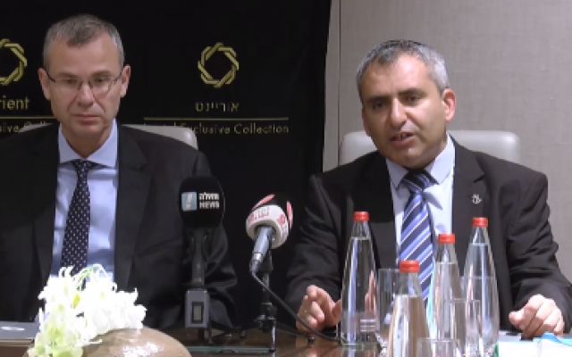 Les ministres Yariv Levin, à gauche, et Zeev Elkin du Likud s'expriment devant les médias avant les négociations avec le parti Kakhol lavan, le 27 septembre 2019 (Capture d'écran)