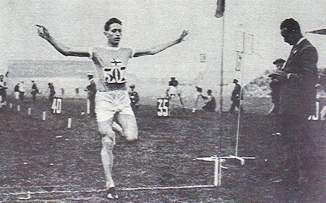 Elias Katz franchit la ligne d'arrivée au stade de Helsinki, aux environs de 1920 (Capture d'écran)