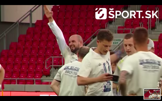 Ivan Kmotrík, homme d'affaires slovaque et vice-président du club de football ŠK Slovan Bratislava, effectuant un salut nazi suite à la victoire de son club contre le MFK Ruzomberok en finale de coupe de Slovaquie, en mai 2018. (Crédit : capture d'écran YouTube / Sport.sk)