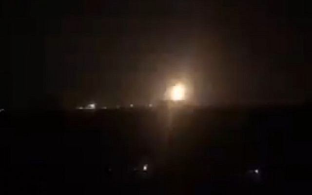 Capture d'écran d'une vidéo qui montrerait des explosions au cours de frappes israéliennes à Gaza, le 7 septembre 2019 (Capture d'écran : Twitter) Capture d'écran d'une vidéo qui montrerait des explosions au cours de frappes israéliennes à Gaza, le 7 septembre 2019 (Capture d'écran : Twitter)