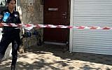 La scène de la mort d'un homme tombé d'un balcon d'un immeuble - apparemment pendant une tentative de cambriolage ratée, à Haïfa, le 21 septembre 2019 (Crédit : Porte-parole de la police)