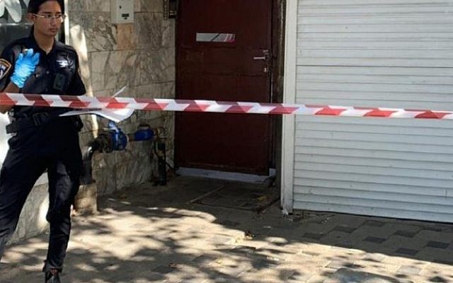 La scène de la mort d'un homme tombé d'un balcon d'un immeuble - apparemment pendant une tentative de cambriolage ratée, à Haïfa, le 21 septembre 2019 (Crédit : Porte-parole de la police)