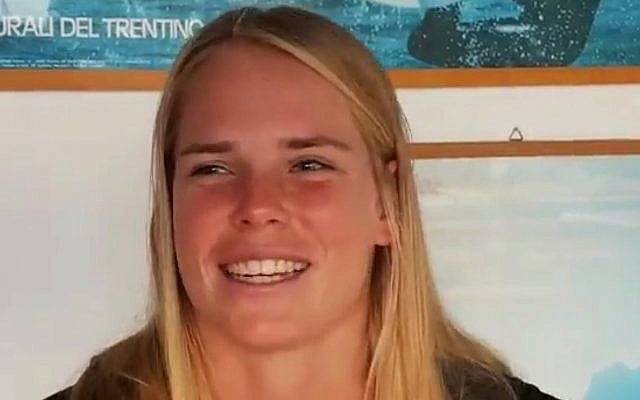 La véliplanchiste israélienne Katy Spychakov après avoir remporté la médaille d'argent au championnat du monde RS:X au lac de Garde en Italie, le 28 septembre 2019 (Capture écran via Kan) La véliplanchiste israélienne Katy Spychakov après avoir remporté la médaille d'argent au championnat du monde RS:X au lac de Garde en Italie, le 28 septembre 2019 (Capture écran via Kan)