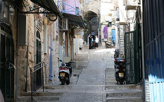 Les rampes, dans le quartier musulman de la Vieille Ville, permettent aux visiteurs en fauteuil roulant de circuler aux alentours (Crédit : Shmuel Bar-Am)