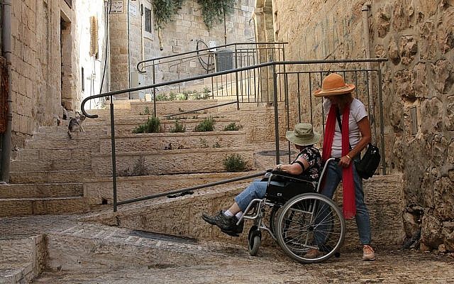 Les rampes d'accessibilité dans le quartier musulman de Jérusalem (Crédit : Shmuel Bar-Am)