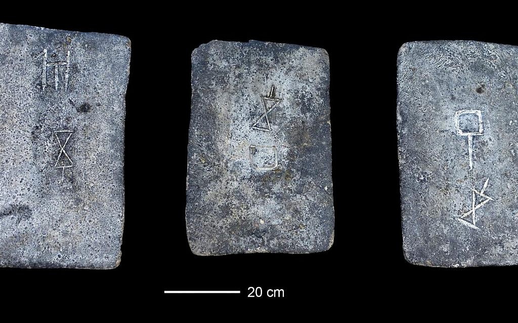 Certains des lingots d'étain examinés et trouvés au large des côtes d'Israël (approx. 1300-1200 avant l'ère commune) (Crédit: Ehud Galili)
