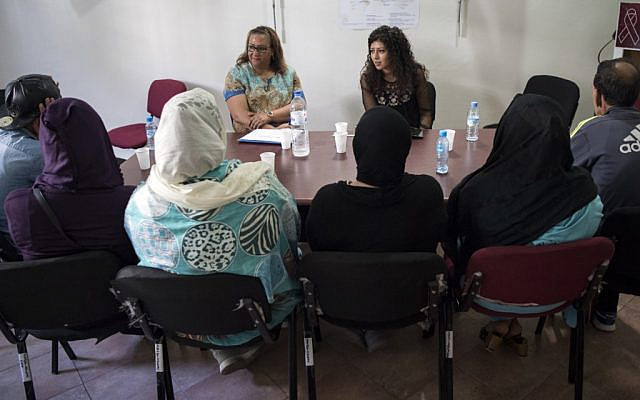 Deux membres de l'Association marocaine de lutte contre le sida s'entretiennent avec des patients à l'hôpital Ibn Rochd à Casablanca, le 12 septembre 2019. (Crédit : FADEL SENNA / AFP)