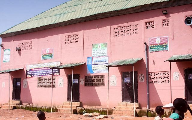 Une école coranique de Kaduna, dans le nord du Nigeria, surnommée 'La maison de l'horreur", où 300 élèves étaient torturés et violés. Ils ont été secourus par la police le 30 septembre 2019. (Crédit : STR / AFP) Une école coranique de Kaduna, dans le nord du Nigeria, surnommée 'La maison de l'horreur", où 300 élèves étaient torturés et violés. Ils ont été secourus par la police le 30 septembre 2019. (Crédit : STR / AFP)