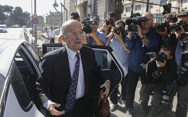 L'avocat du Premier ministre Benjamin Netanyahu Ram Caspi arrive au siège du ministère de la Justice à Jérusalem, le 2 octobre 2019. (Crédit : Menahem Kahana/AFP) L'avocat du Premier ministre Benjamin Netanyahu Ram Caspi arrive au siège du ministère de la Justice à Jérusalem, le 2 octobre 2019. (Crédit : Menahem Kahana/AFP)