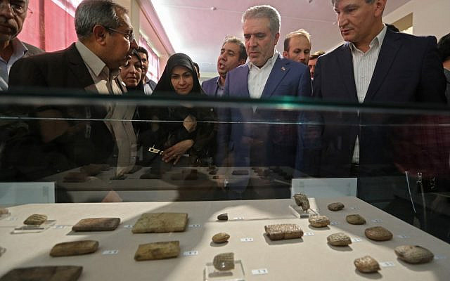 Le ministre iranien de la Culture Ali Asghar, au centre, regarde les tablettes antiques restituées à l'Iran par les Etats-Unis le 2 octobre 2019. (Crédit : ATTA KENARE / AFP) Le ministre iranien de la Culture Ali Asghar, au centre, regarde les tablettes antiques restituées à l'Iran par les Etats-Unis le 2 octobre 2019. (Crédit : ATTA KENARE / AFP)