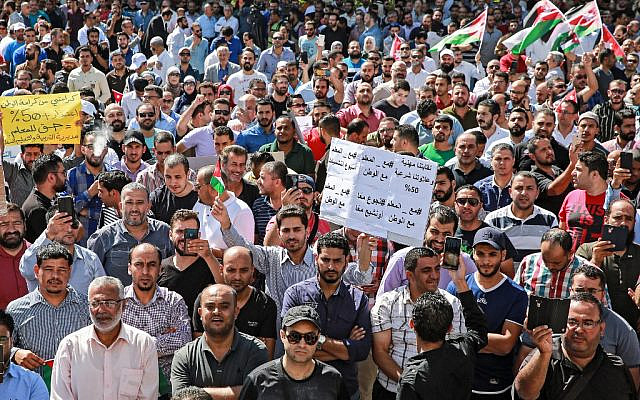 Des enseignants d'écoles publiques se rassemblent lors d'une manifestation réclamant des augmentations de salaire au complexe des associations professionnelles à Amman, capitale de la Jordanie, le 3 octobre 2019. (Crédit : Khalil MAZRAAWI / AFP) Des enseignants d'écoles publiques se rassemblent lors d'une manifestation réclamant des augmentations de salaire au complexe des associations professionnelles à Amman, capitale de la Jordanie, le 3 octobre 2019. (Crédit : Khalil MAZRAAWI / AFP)