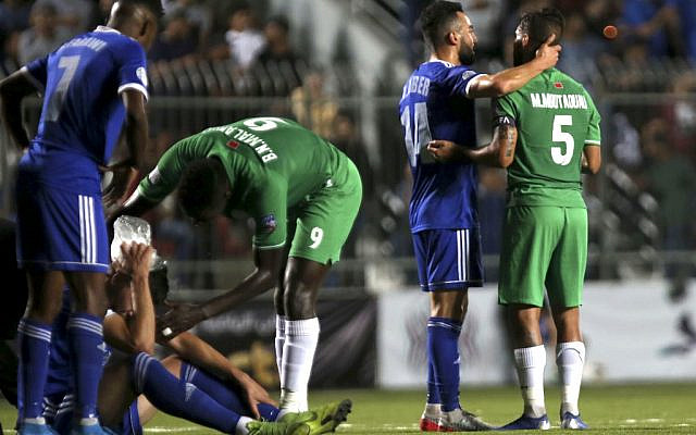 Photo d'illustration : Des footballeurs pendant un match opposant l'équipe palestinienne à l'équipe marocaine, en Cisjordanie, le 3 octobre 2019. (Crédit : ABBAS MOMANI / AFP) Photo d'illustration : Des footballeurs pendant un match opposant l'équipe palestinienne à l'équipe marocaine, en Cisjordanie, le 3 octobre 2019. (Crédit : ABBAS MOMANI / AFP)