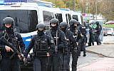 Des policiers traversent une rue proche du lieu d'une fusillade à Halle, dans l'est de l'Allemagne, le 9 octobre 2019. (Crédit : Sebastian Willnow / dpa / AFP) / Allemagne OUT