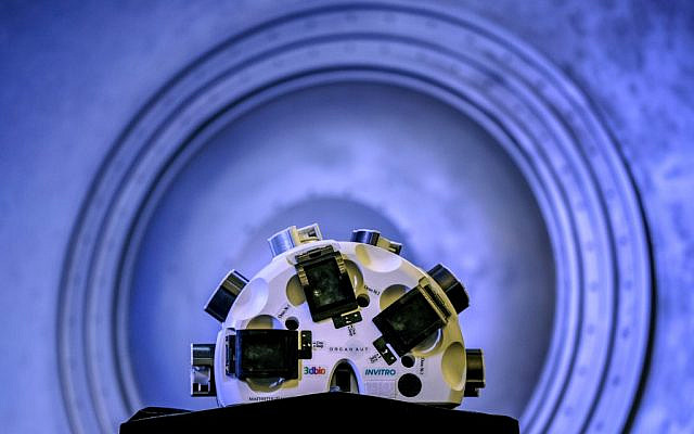 L'Imprimante 3D russe pendant une conférence de presse à Moscou, le 9 octobre 2019. Cette imprimante a permis d'imprimer de la viande dans l'espace. (Crédit : Yuri KADOBNOV / AFP) L'Imprimante 3D russe pendant une conférence de presse à Moscou, le 9 octobre 2019. Cette imprimante a permis d'imprimer de la viande dans l'espace. (Crédit : Yuri KADOBNOV / AFP)