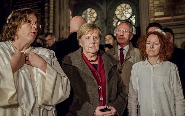 La chancelière allemande Angela Merkel (centre) parle avec la rabbin Gesa Ederberg (gauche) et d'autres membres de la communauté juive lors d'une veillée devant la Nouvelle Synagogue à Berlin le 9 octobre 2019. (Photo d'Anton Roland LAUB / AFP) La chancelière allemande Angela Merkel (centre) parle avec la rabbin Gesa Ederberg (gauche) et d'autres membres de la communauté juive lors d'une veillée devant la Nouvelle Synagogue à Berlin le 9 octobre 2019. (Photo d'Anton Roland LAUB / AFP)