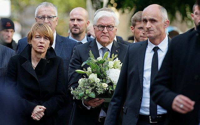 Le président allemand Frank-Walter Steinmeier à la synagogue de Halle, au lendemain d'un attentat, le 10 octobre 2019. (Crédit : AXEL SCHMIDT) Le président allemand Frank-Walter Steinmeier à la synagogue de Halle, au lendemain d'un attentat, le 10 octobre 2019. (Crédit : AXEL SCHMIDT)
