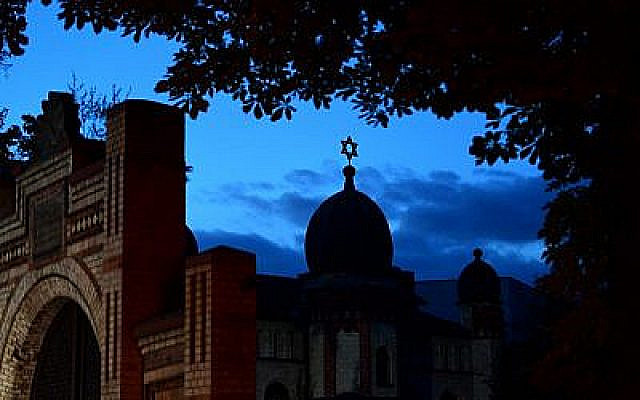 L'étoile de David sur la coupole de la synagogue de Halle, au crépuscule du 10 octobre 2019 (Crédit : Soeren Stache/DPA/AFP)