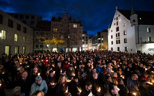 Une veillée en commémoration des victimes de la fusillade de Halle devant la synagogue  Ohel Jakob de Munich, au sud de l'Allemagne, au lendemain d'une fusillade mertrière à Halle, le 10 octobre 2019 (Crédit : Matthias Balk/DPA/AFP)