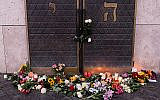 Des fleurs et des bougies placées en mémoire des victimes de la fusillade de Halle devant la synagogue Ohel Jakob de Munich, dans le sud de l'Allemagne, au lendemain d'une fusillade antisémite meurtrière à Halle, le 10 octobre 2019 (Crédit : Matthias Balk/DPA/AFP)