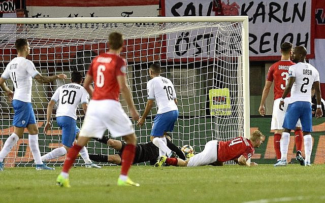 Le défenseur autrichien Martin Hinteregger, au centre, marque durant le match qualificatif du groupe G de l'Euro de l'UEFA 2020 entre l'Autriche et Israël, à Vienne, le 10 octobre 2019 (Crédit : HERBERT PFARRHOFER / APA / AFP)