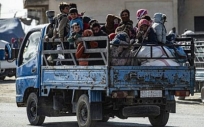 Familles syriennes fuyant la zone de combat entre les forces dirigées par la Turquie et les combattants kurdes des Forces démocratiques syriennes (FDS) dans et autour de la ville de Ras al-Ain, au nord de la frontière avec la Turquie, 15 octobre 2019. (Delil SOULEIMAN/AFP)