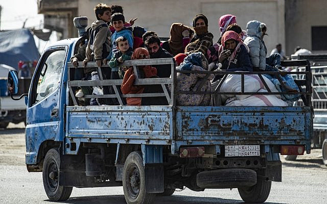 Familles syriennes fuyant la zone de combat entre les forces dirigées par la Turquie et les combattants kurdes des Forces démocratiques syriennes (FDS) dans et autour de la ville de Ras al-Ain, au nord de la frontière avec la Turquie, 15 octobre 2019. (Delil SOULEIMAN/AFP) Familles syriennes fuyant la zone de combat entre les forces dirigées par la Turquie et les combattants kurdes des Forces démocratiques syriennes (FDS) dans et autour de la ville de Ras al-Ain, au nord de la frontière avec la Turquie, 15 octobre 2019. (Delil SOULEIMAN/AFP)