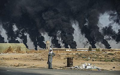 La périphérie de Tal Tamr près de la ville kurdo-syrienne de Ras al-Ayn près de la frontière turque, où des pneux ont été incendiés pour diminuer la visibilité des avions turcs, le 16 octobre 2019. (Delil SOULEIMAN / AFP)