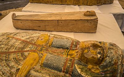 Deux sarcophages dont l'un appartenant à un enfant (ci-dessus) au temple Hatshepsut dans la vallée des rois, en Egypte, le 19 octobre 2019 (Crédit :  Khaled DESOUKI / AFP)