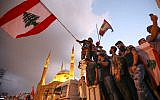 Des manifestants libanais lors d'un rassemblement dans la capitale de Beyrouth, le 20 octobre 2019 (Crédit :  Anwar AMRO / AFP)