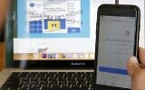 Une photo prise le 23 octobre 2019 montre un Palestinien tenant un téléphone portable et affichant le message "ce site n'est pas accessible" dans un bureau de la ville d'Hébron en Cisjordanie, suite à la décision d'un tribunal de Ramallah de bloquer l'accès à des dizaines de sites. (HAZEM BADER / AFP)