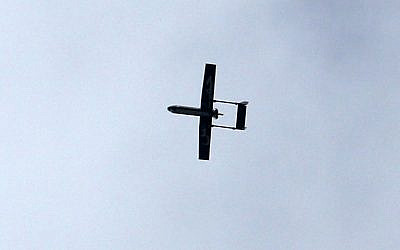 Un drone appartenant aux Brigades Ezzedine al-Qassam, branche armée du Hamas, survolant Gaza City, le 14 décembre 2014. (Crédit : Mahmud Hams/AFP)