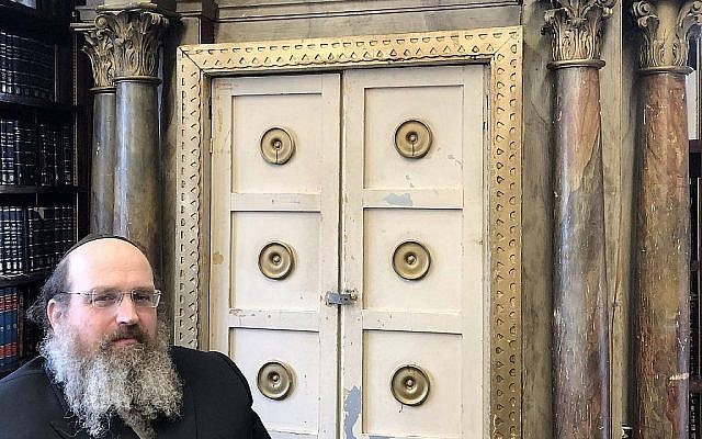 Le rabbin Shaul Shimon Deutsch avec l'arche de Krumbach. (Autorisation : Guernsey’s)