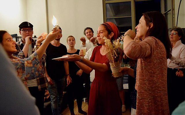 Le rabbin Rebecca Blady, au centre, lors d'une cérémonie de havdallah en 2017. (Autorisation : Base BERLIN) Le rabbin Rebecca Blady, au centre, lors d'une cérémonie de havdallah en 2017. (Autorisation : Base BERLIN)