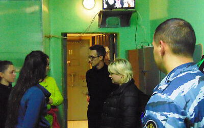 Naama Issachar (à gauche), une randonneuse israélienne emprisonnée, rencontre Daniil Lomakin (à droite), membre de la Commission d'observation du public de la région de Moscou, à la prison de Novo Grishino, près de Moscou, le 23 octobre 2019. (FSIN)