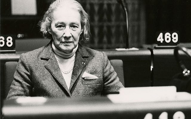 Marie-Madeleine Fourcade lors d'une session plénière du gouvernement européen, en 1980 (Crédit : Union européenne)