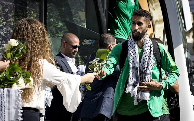 Des Palestiniens accueillent l'équipe nationale de football d'Arabie Saoudite à Ramallah, en Cisjordanie, le dimanche 13 octobre 2019. (AP Photo / Majdi Mohammed) Des Palestiniens accueillent l'équipe nationale de football d'Arabie Saoudite à Ramallah, en Cisjordanie, le dimanche 13 octobre 2019. (AP Photo / Majdi Mohammed)