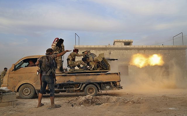 Les combattants de l'opposition soutenus par la Turquie affrontent les Kurdes, dans la région de Manbij, au nord de la Syrie, le 14 octobre 2019 (Crédit : AP Photo) Les combattants de l'opposition soutenus par la Turquie affrontent les Kurdes, dans la région de Manbij, au nord de la Syrie, le 14 octobre 2019 (Crédit : AP Photo)