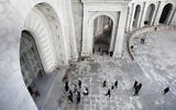 Des proches du dictateur espagnol Francisco Franco arrivent au mausolée près d'El Escorial, en périphérie de Madrid, en Espagne, le 24 octobre 2019. (Crédit : AP Photo/Emilio Naranjo, Pool)