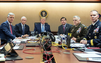 Sur cette photo fournie par la Maison Blanche, le président américain Donald Trump est entouré de Robert O'Brien, conseiller à la sécurité nationale, du vice-président Mike Pence, du secrétaire à la Défense Mark Esper, du président des chefs d'état-major interarmées Mark Milley et du général Marcus Evans, directeur adjoint pour les opérations spéciales à la Maison blanche, le 26 octobre 2019 à Washington, dans la Salle de Crise. (Shealah Craighead/La Maison Blanche via AP)