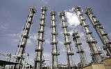Une vue de l'usine de production d'eau lourde dans la ville d'Arak, au centre de l'Iran, le 26 août 2006 (Crédit : AP/ ISNA, Arash Khamoushi)