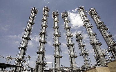 Une vue de l'usine de production d'eau lourde dans la ville d'Arak, au centre de l'Iran, le 26 août 2006 (Crédit : AP/ ISNA, Arash Khamoushi)