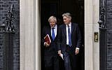 Le chancelier britannique de l'Echiquier Philip Hammond, à droite, aux côtés du secrétaire d'Etat devenu entre-temps Premier ministre   Boris Johnson après une réunion du cabinet au 10 Downing Street à Londres, le 21 septembre 2017 (Crédit : AP Photo/Alastair Grant)