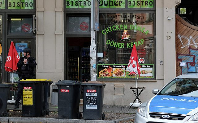 Un officier de police se tient devant un restaurant de kebab à Halle, en Allemagne, le 9 octobre 2019 (Crédit : Sebastian Willnow/dpa via AP) Un officier de police se tient devant un restaurant de kebab à Halle, en Allemagne, le 9 octobre 2019 (Crédit : Sebastian Willnow/dpa via AP)