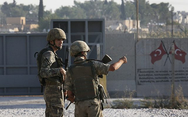 Des soldats turcs à la frontière syrienne à Akcakale, au sud-est de la Turquie, le 9 octobre 2019, après l'offensive turque en Syrie. (Crédit : AP Photo/Lefteris Pitarakis) Des soldats turcs à la frontière syrienne à Akcakale, au sud-est de la Turquie, le 9 octobre 2019, après l'offensive turque en Syrie. (Crédit : AP Photo/Lefteris Pitarakis)