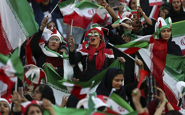 Des femmes iraniennes soutiennent leur équipe nationale qui affronte le Cambodge pour les qualificatifs de la Coupe du Monde 2022, au stade Azadi de Téhéran, le 10 octobre 2019. (Crédit : AP Photo/Vahid Salemi) Des femmes iraniennes soutiennent leur équipe nationale qui affronte le Cambodge pour les qualificatifs de la Coupe du Monde 2022, au stade Azadi de Téhéran, le 10 octobre 2019. (Crédit : AP Photo/Vahid Salemi)