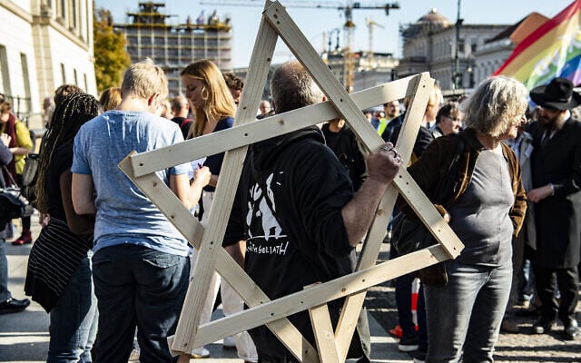 Des milliers de personnes manifestent contre l'antisémitisme à Berlin quelques jours après l'attaque de la synagogue de Halle, une ville de l'est de l'Allemagne, le 13 octobre 2019 (Crédit : Paul Zinken/dpa via AP)
